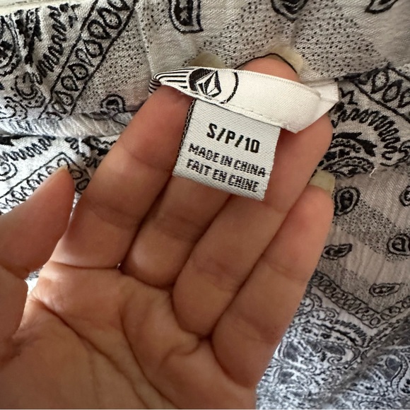 Volcom 90s Style Maxi Skirt Back Slit Lettuce Hem Paisley Bandana Black White - Picture 8 of 11